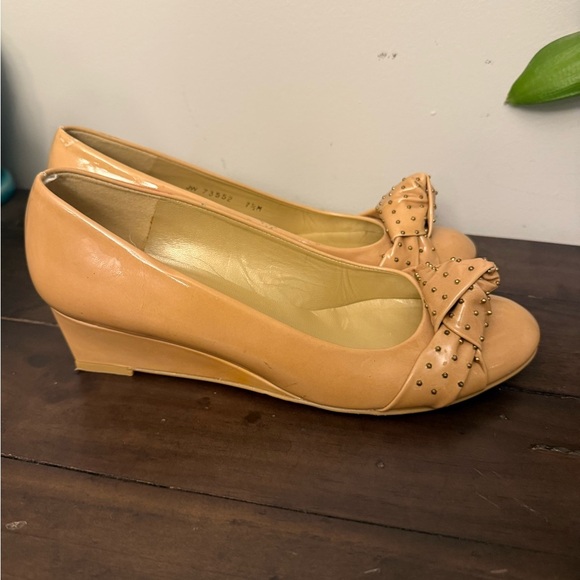 Stuart Weitzman Nude Patent Leather Studded Bow Wedge Pumps – Size 7.5M - Picture 2 of 10